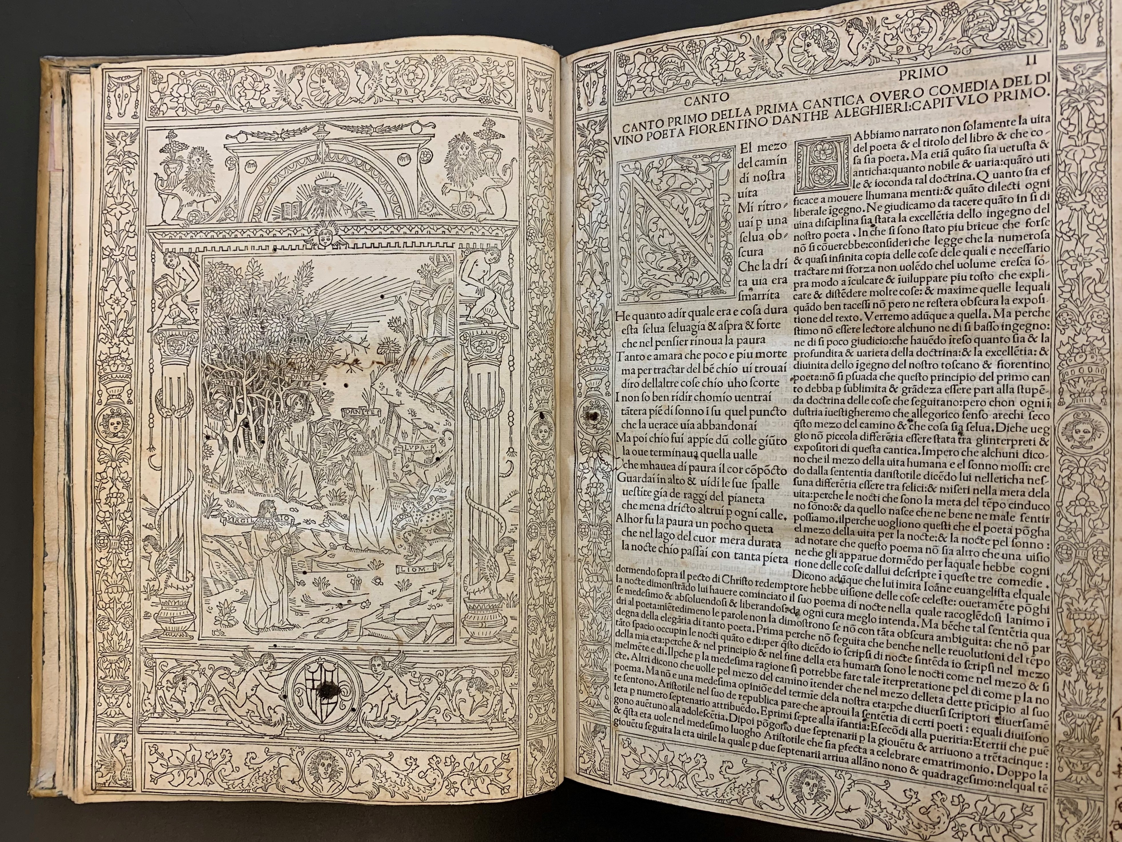 Ett uppslag ur en Danteutgåva tryckt 1493 med text och bilder.