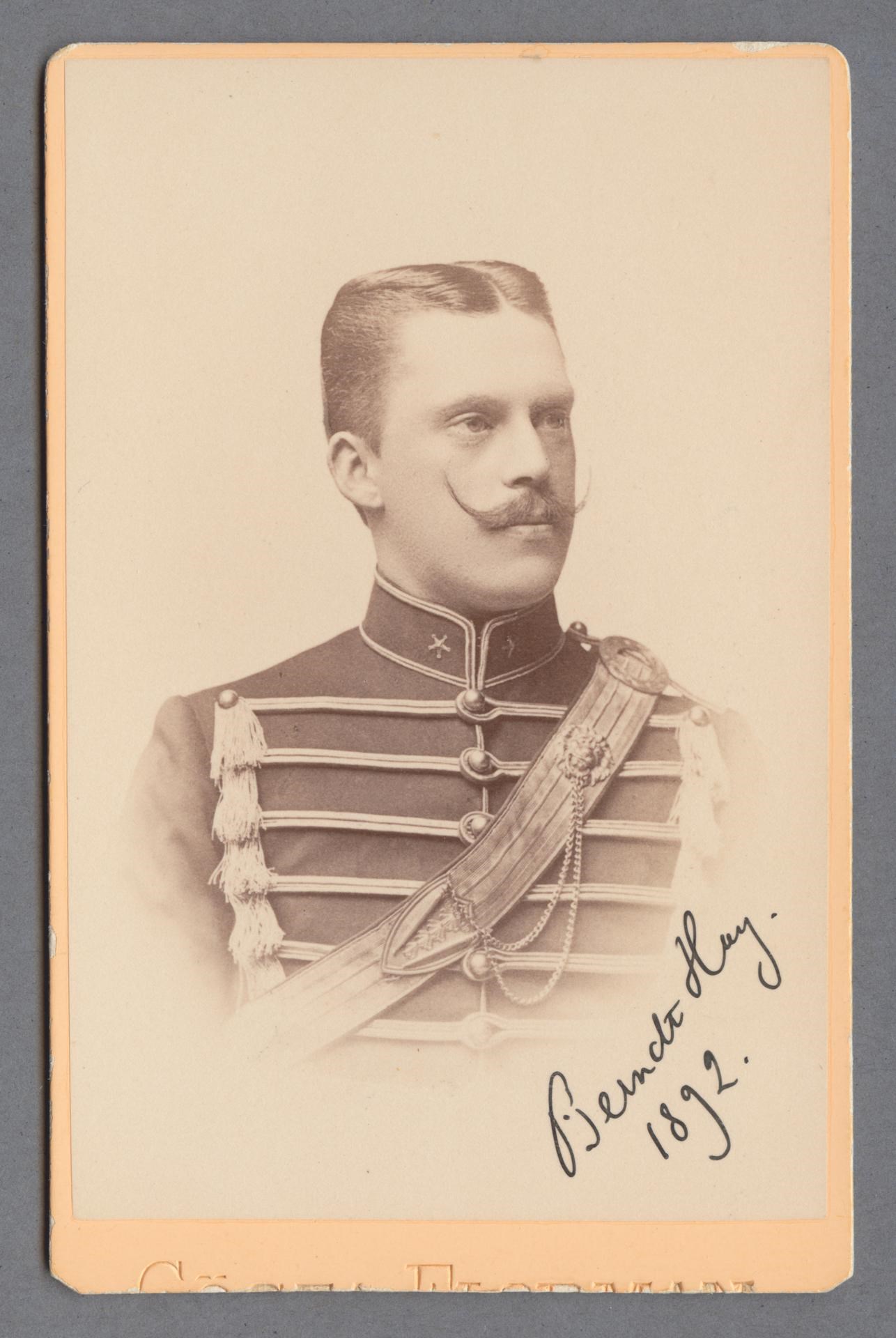 Bystporträtt av Berndt Hay iklädd militäruniform med ordensband på bröstet.