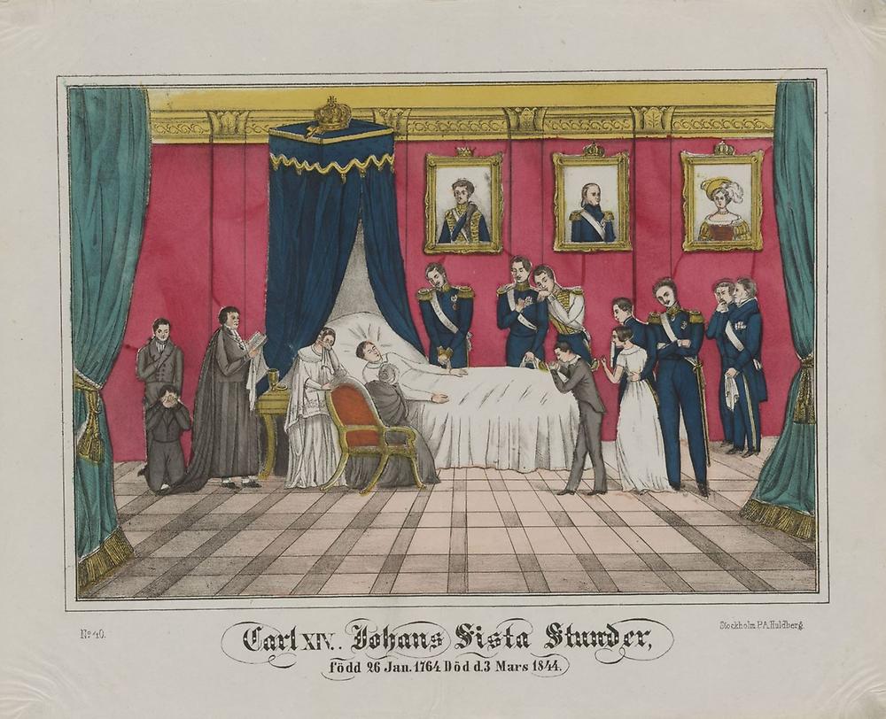 En vitklädd man ligger i en säng under en tronhimmel omgiven av sörjande människor, flera av dem är klädda i militära uniformer. På väggen hänger inramade porträtt av kungliga familjemedlemmar.