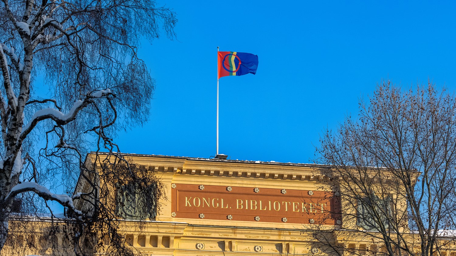 Vy över KB som flaggar med samiska flaggan.