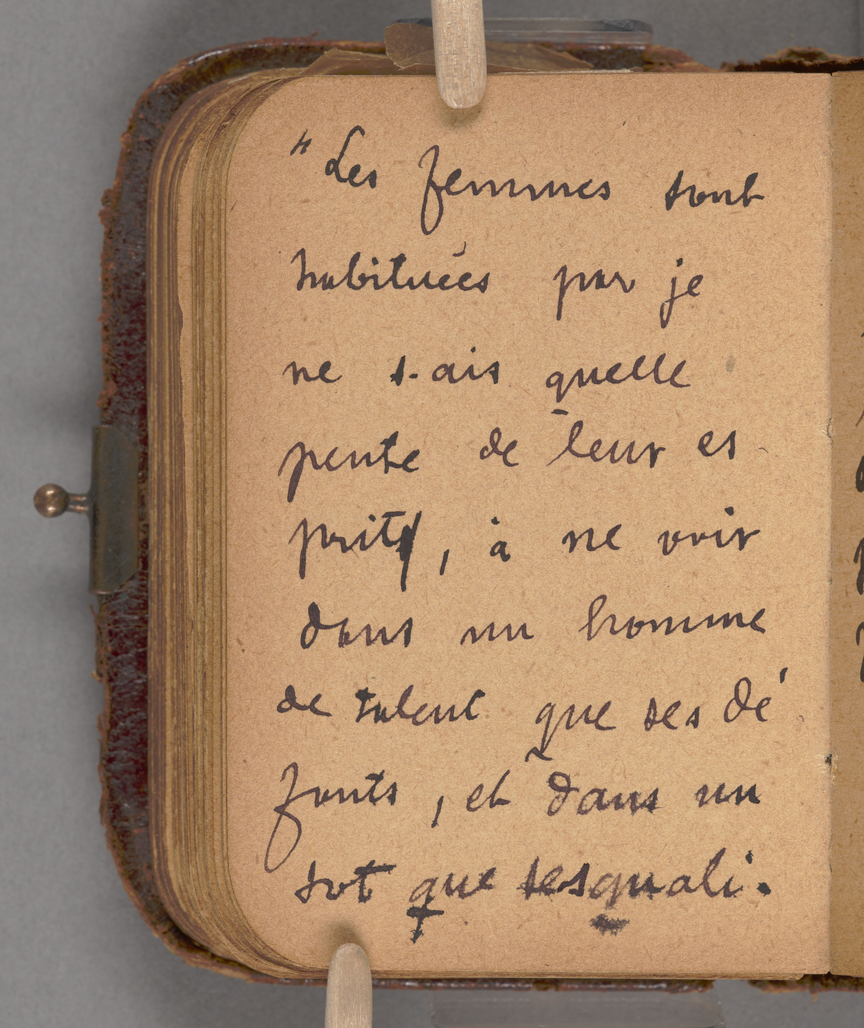 Handskriven text i svart bläck på gulnat papper i liten anteckningsbok.