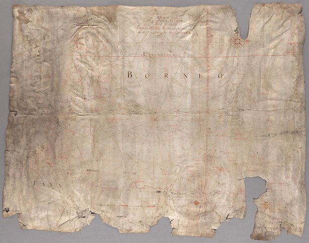 Handritad blek karta på pergament med hål och revor.