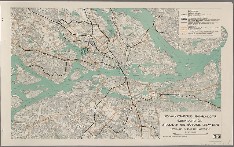 Tryckt svartvit karta med trafikleder och vattendrag markerade i färg.