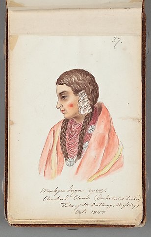 Porträtt av en ung kvinna med stora smycken och håret i långa flätor