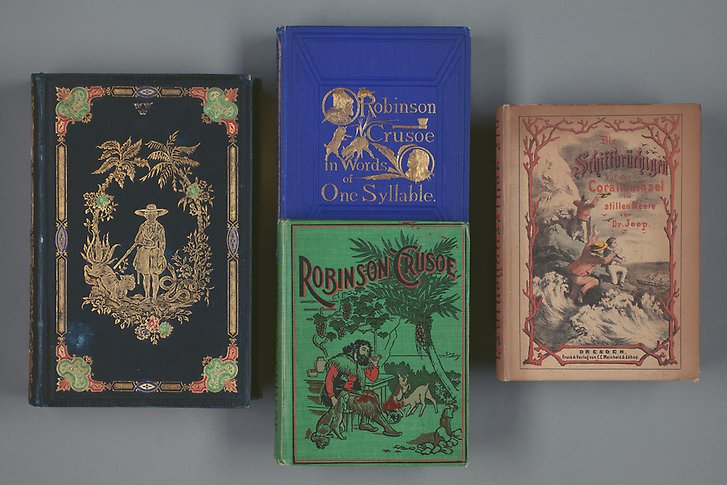 Fyra böcker sedda uppifrån liggandes. Det är samma titel i olika utgåvor, med färgglada och utsmyckade framsidor. 