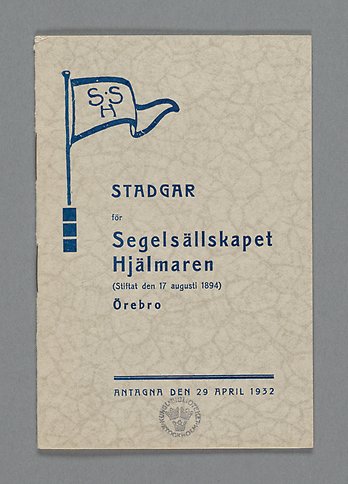 Broschyr med illustration av en båtflagga och texten Stadgar för seglarsällskapet Hjälmaren.