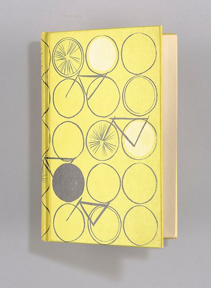 Foto av gult förlagsband med pappersomslag. Svart tryck: cirklar, cyklar och citroner.