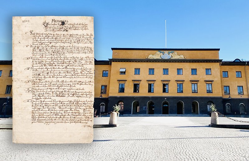 På bilden syns Riksantikvarieämbetets lokaler på Storgatan i Stockholm, samt infällt, ett dokument från 1630 då rikets antikvarier fick sina första arbetsinstruktioner. Dessa innebar bland annat att efterspana "allehanda gamble monumenter”.