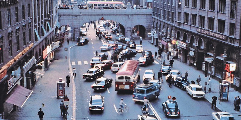 Trafikkaos på Kungsgatan där bilar och bussar byter plats med varandra från höger till vänster sida.