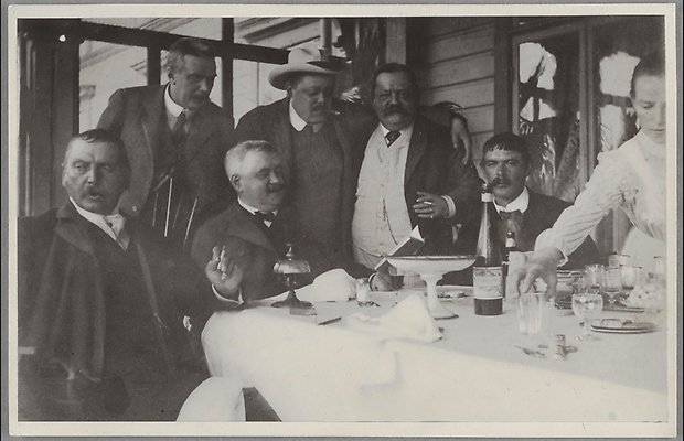 Fotografi av kräftkalas med bland annat Anders Zorn och Albert Engström