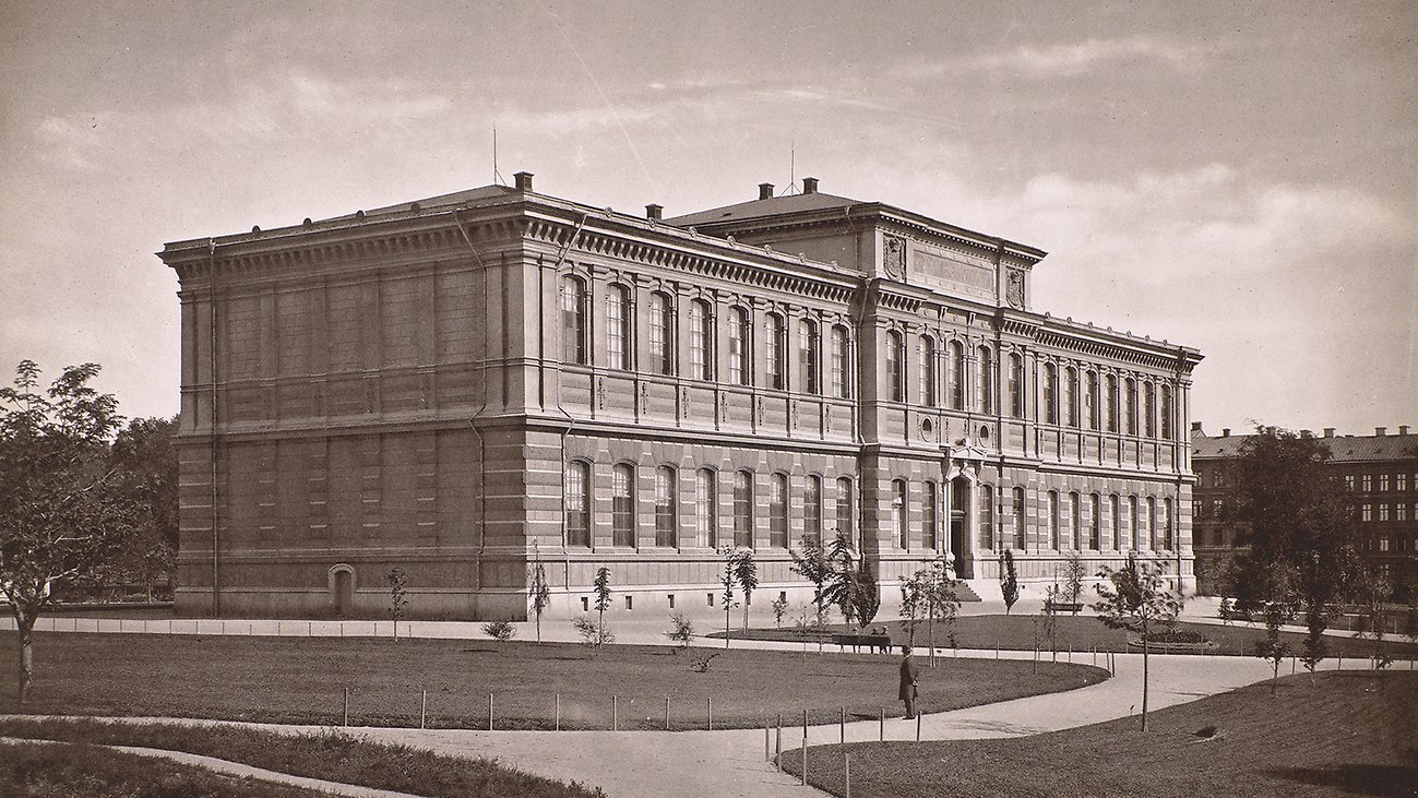 Svartvitt fotografi på gammal ståtlig byggnad.