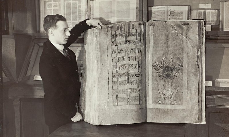 Caretaker Gustavsson with the Codex Gigas in the showroom at the National Library 1929.