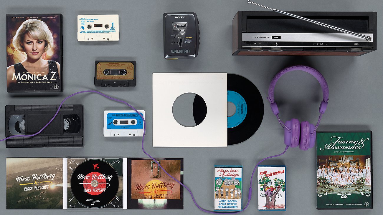 Kollage med kassettband, dvd-filmer, vinylskiva med mera.