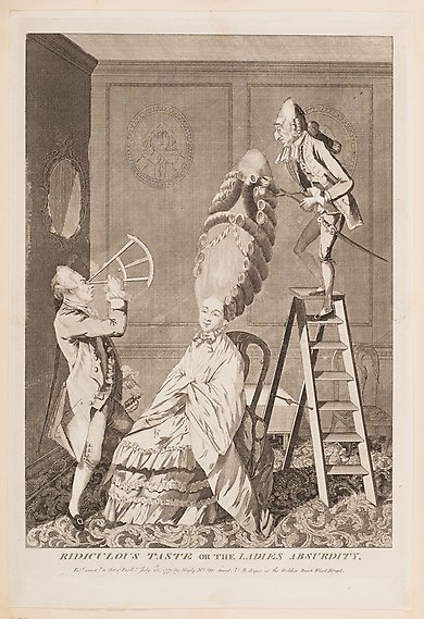 En man med tång arbetar i en kvinnas hår. Hennes frisyr är stor och konformad. En annan man står bredvid med ett mätinstrument.