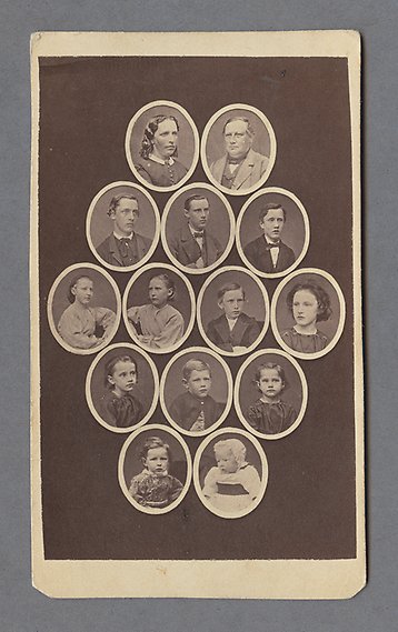 Fjorton runda svartvita porträtt av både vuxna och barn sammanfogade till en bild.
