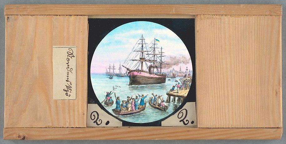 Målning fäst i träram. Folk i färgglada kläder vinkar av skeppet. I bakgrunden syns staden och i vattnet fler skepp.