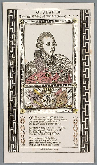 En kung i pampig kläddräkt ovanför en bild av hans vapen och fana. Under av bilden står en vers om kungen.