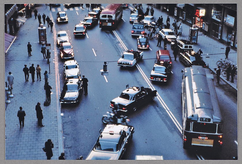 Färgfotografi över Kungsgatan när trafiken börjar rulla i högertrafik. 