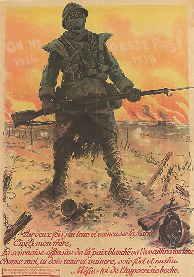 Soldat står vid frontlinjen under första världskriget