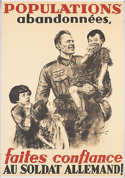 Soldat bär ett barn medan han håller två andra i handen. 