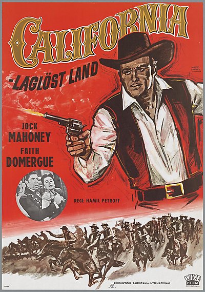 Filmaffisch i rött, svart och brunt. En man i cowboyhatt avfyrar en pistol. Nederst i bild syns en grupp män till häst med dragna vapen.