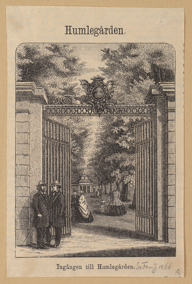 Teckning av öppen entrégrind till parken, där människor ses utanför och innanför porten.